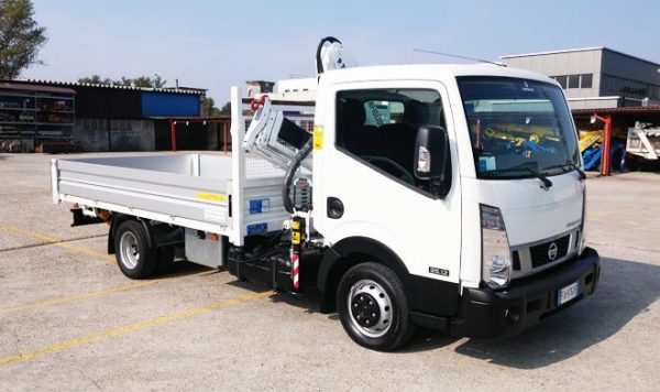 Nissan Cabstar con gru