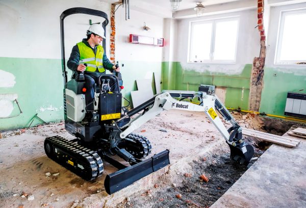 BOBCAT 10QLI E10e A BATTERIA