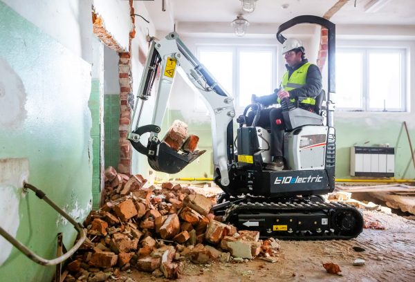 BOBCAT 10QLI E10e A BATTERIA