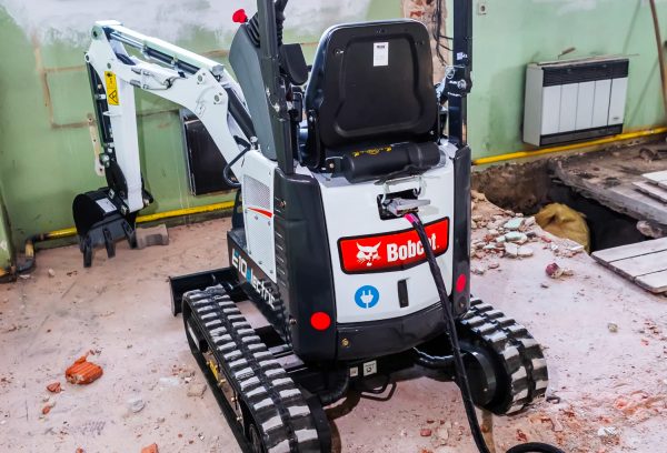 BOBCAT 10QLI E10e A BATTERIA