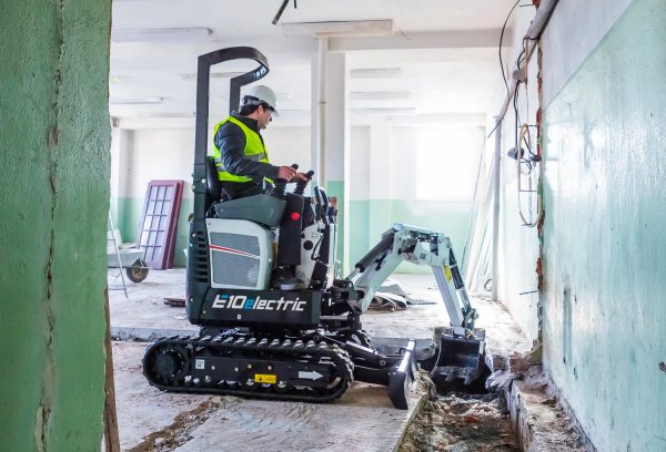 BOBCAT 10QLI E10e A BATTERIA